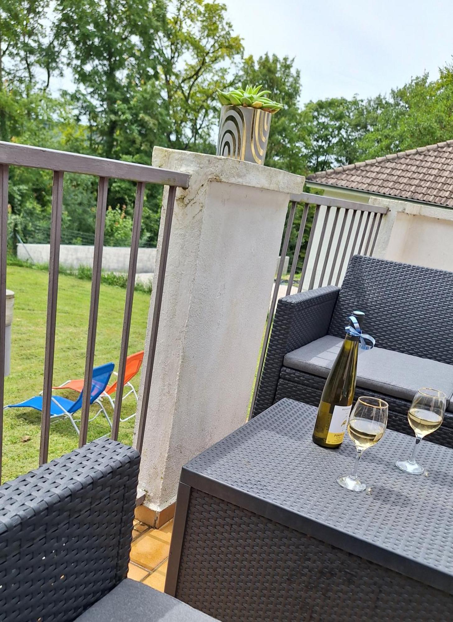 Agreable Maison Avec Jardin A 茹万维勒 外观 照片